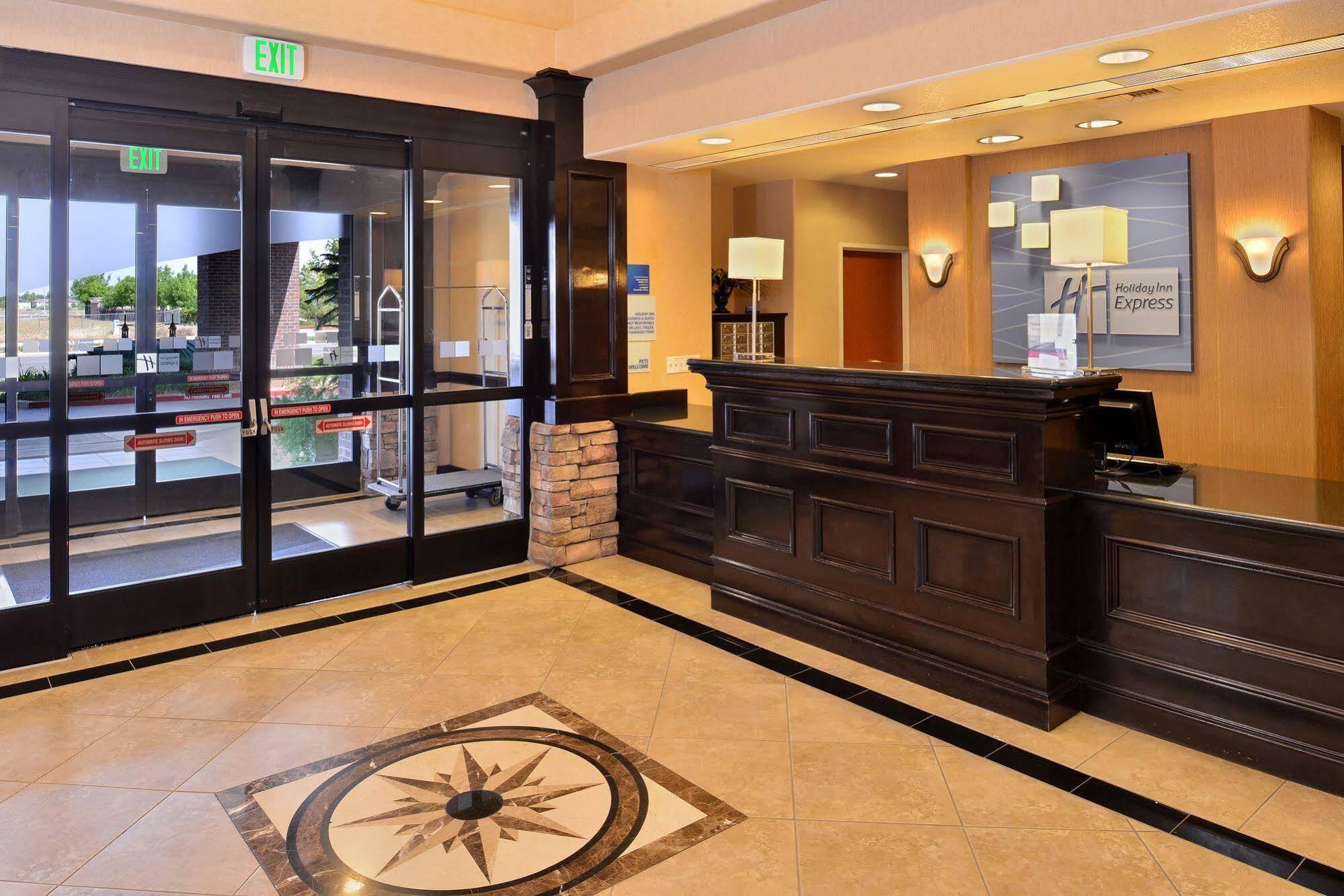 Holiday Inn Express Hotel & Suites Lincoln-Roseville Area, An Ihg Hotel Exterior foto